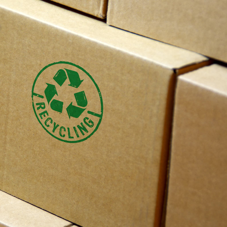 Un colis avec le logo de recyclage vert