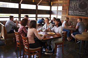 Convives entrain de manger dans un restaurant