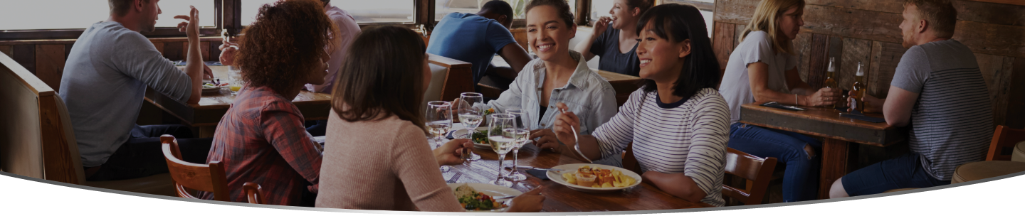 Des convives qui mangent dans un restaurant