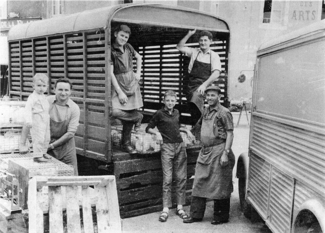 Groupe de personnes à l'arrière d'une charrette