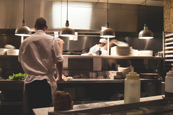 Des professionnels en plein travail dans leur cuisine