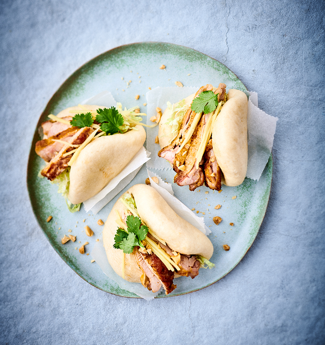 Cuisses de poulet marinées et snackées sous presse dans un bao