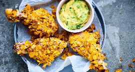 Pilons de poulet marinés au yaourt et panés aux cornflakes