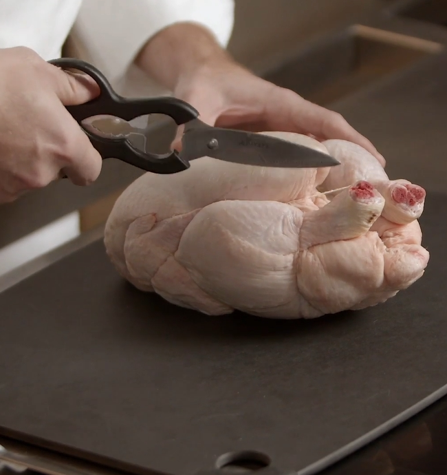 Découper un poulet entier français Le Gaulois Professionnel