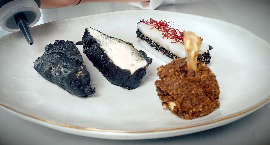 Suprême de poulet et seiche en Noir & Blanc au curry noir accompagné de quinoa noir
