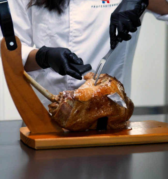 Découvrez une pièce idéale pour la cuisine spectacle : le Tomahawk de dinde
