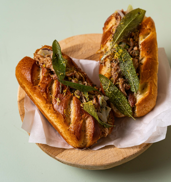 Effiloché de pintade confit au citron et à la sauge en bun - Le Gaulois Pro