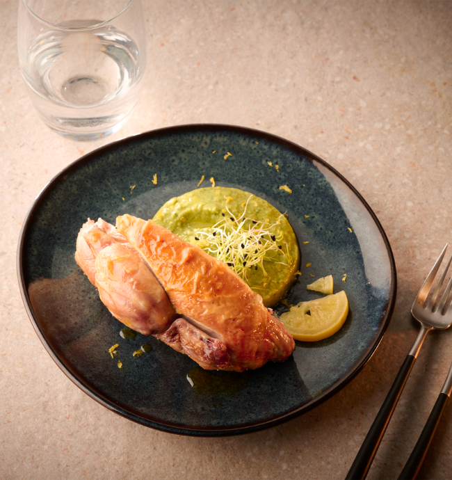 Demi coquelet grillé avec purée de petits pois et citron confit