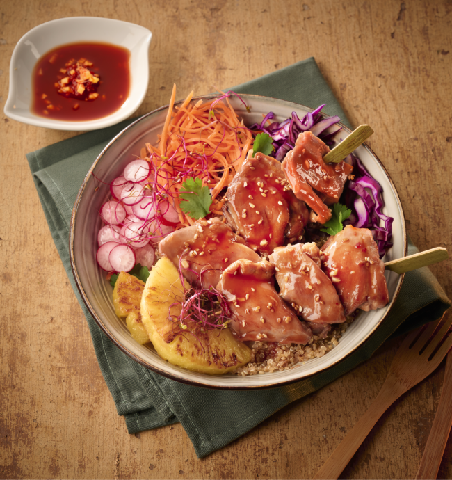 Salade Huli Huli aux brochettes de pintade, ananas grillé et légumes croquants