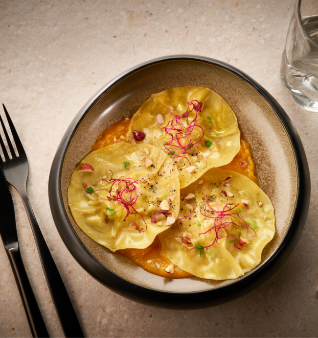 Ravioles de canard sur crème de butternut avec éclats de noisettes