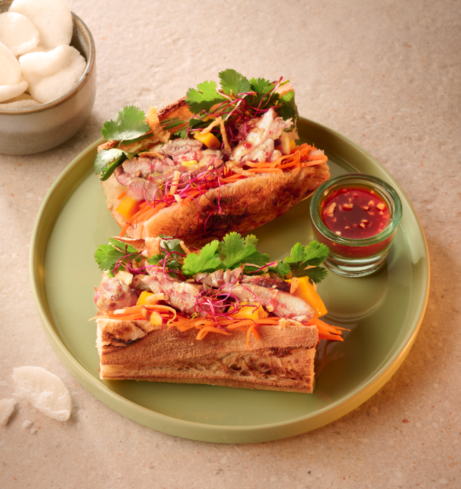 Banh mi à la pintade avec mangue fraîche, pickles et sauce swicy