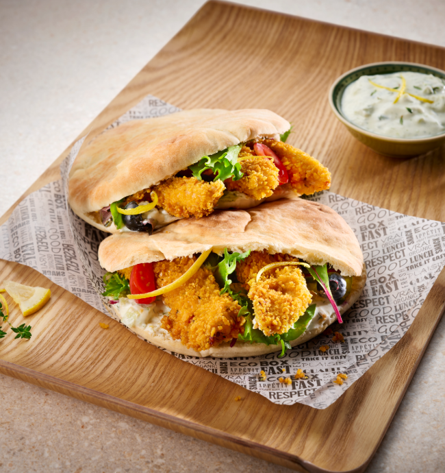 Pita de poulet pané au thym citron avec tzatziki et légumes frais