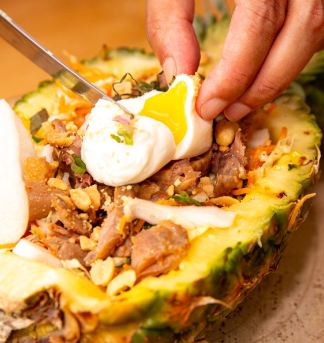 Sauté de pintade et oeuf poché en salade tropicale