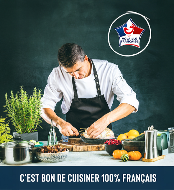 Un chef cuisinier qui prépare une volaille 100 % française