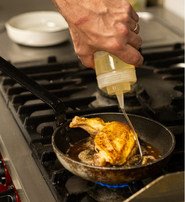 Assaisonnement d&#039;un suprême de pintade