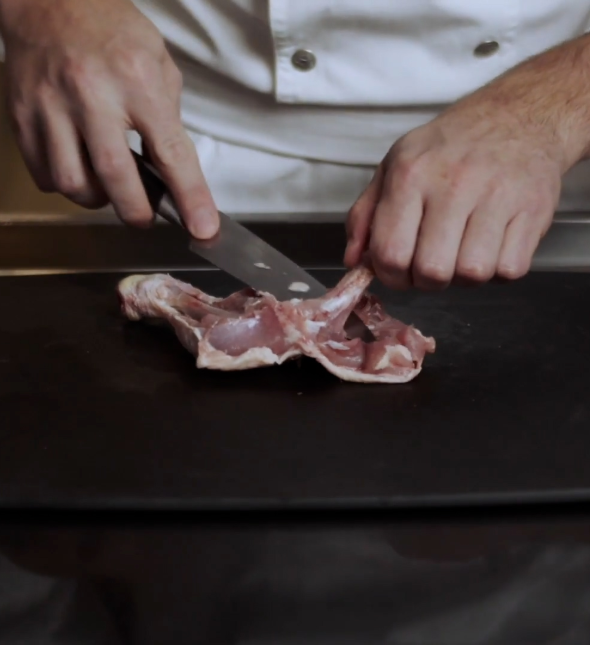 Découpe d'une cuisse de poulet