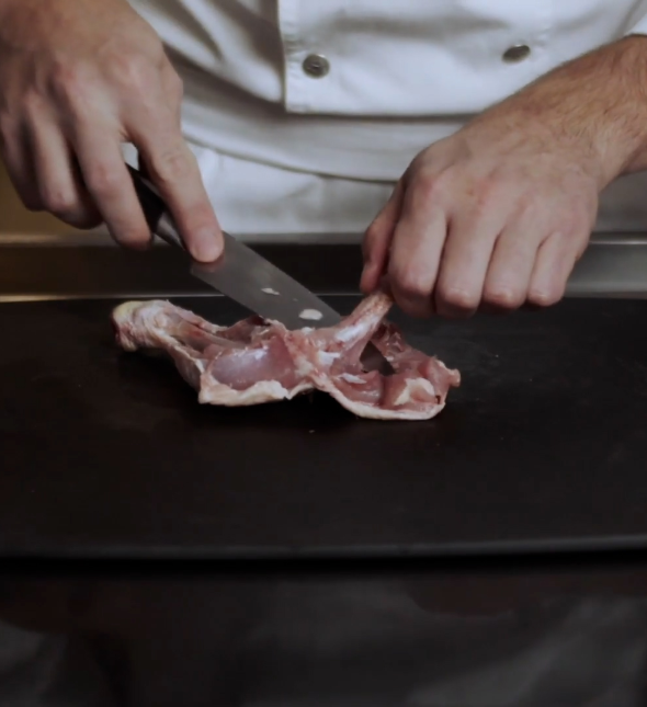 Découpe d'une cuisse de poulet