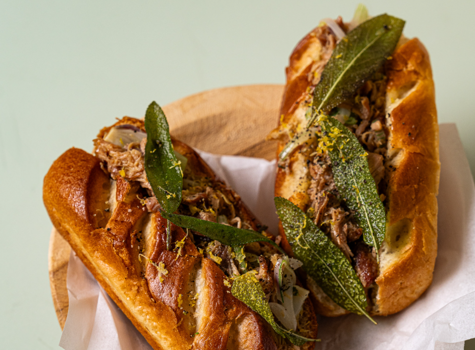 Effiloché de pintade confit au citron et à la sauge en bun