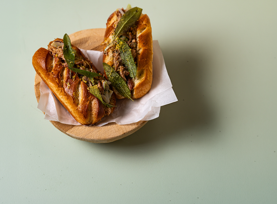 Effiloché de pintade confit au citron et à la sauge en bun